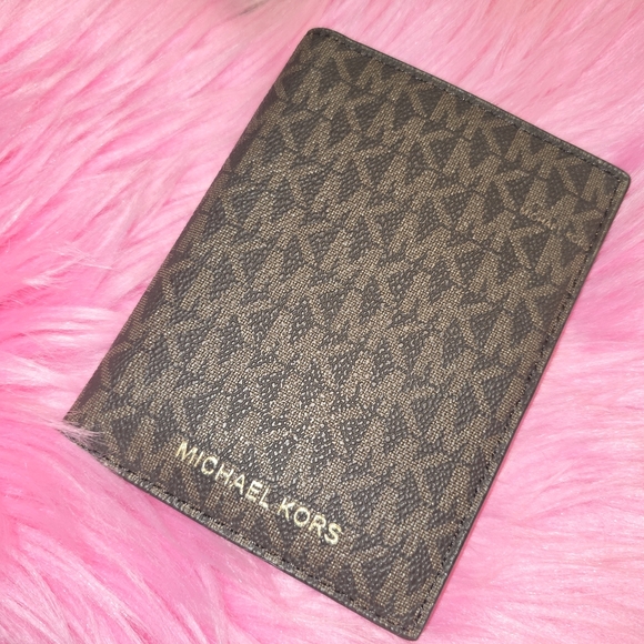 Micheal Kors Cardholder Passport Like New Mk - Picture 1 of 3